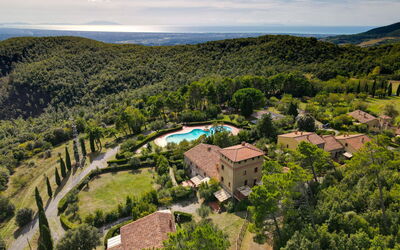 Talpa 626.18: L'Eau, Plante, Jour, Propriété, Bâtiment, Piscine, Bleu Azur, Arbre, Ciel, Architecture