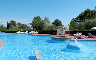 Farfalla 626.1: L'Eau, Ciel, Plante, Propriété, Piscine, Bleu, Bleu Azur, Mobilier De Jardin, Parapluie, Ombre