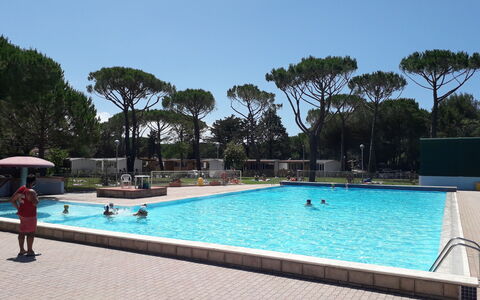 Marina di Bibbona 618: L'Eau, Ciel, Propriété, Plante, Piscine, Bleu Azur, Arbre, Ombre, Bâtiment, Rectangle