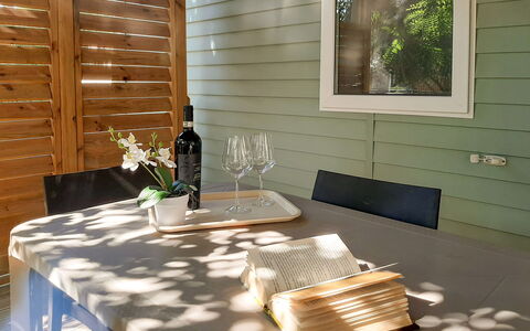 Marina di Bibbona 618: Table, Plante, Bâtiment, Meubles, Bois, Arbre, Ombre, Éclairage, Design Intérieur, Fenêtre