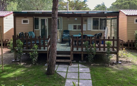 Marina di Bibbona 618: Plante, Bâtiment, Fenêtre, Arbre, Ciel, Maison, Lot Terre, Ombre, Paysage, Siding