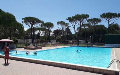 Marina di Bibbona 618: L'Eau, Ciel, Propriété, Plante, Piscine, Bleu Azur, Arbre, Ombre, Bâtiment, Rectangle