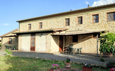 Guardistallo 640: Plante, Ciel, Fenêtre, Bâtiment, Nuage, Pot De Fleur, Plante D'Appartement, Chalet, Immobilier, Fleur