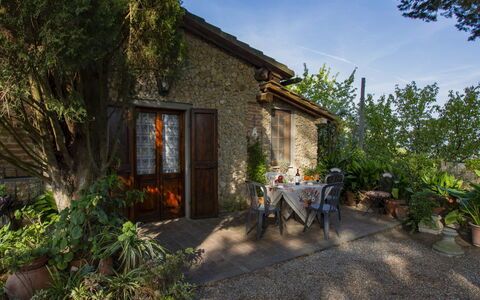 Il Crocino Ii: Plante, Bâtiment, Propriété, Ciel, Fenêtre, Maison, Lot Terre, Arbre, Chalet, Pot De Fleur
