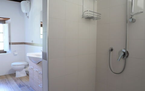 Roccastrada 617: Luminaire Plomberie, Propriété, Fenêtre, Évier, Salle De Bains, Bâtiment, Douche, Mur