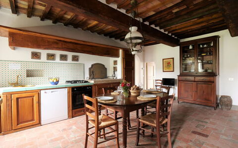Roccastrada 617: Meubles, Table, Cabinetry, Bois, Comptoir, Design Intérieur, Architecture, Cuisinière, Salon, Tache De Bois