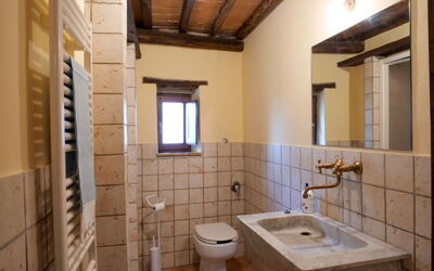 Torretta - Borgo la Civitella 618.4: Luminaire Plomberie, Évier, Propriété, Robinet, Lavabo, Salle De Bains, Violet, Bâtiment, Design Intérieur