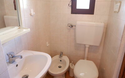 Rosa - Borgo la Civitella 618.6: Marron, Lavabo, Robinet, Luminaire Plomberie, Propriété, Évier, Bâtiment, Salle De Bains, Miroir, Violet