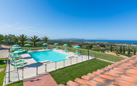 San Vincenzo 631: Ciel, L'Eau, Piscine, Arbre, Plante, Ombre, Design Urbain, Condominium, Bâtiment, Herbe
