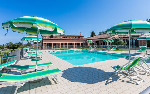 San Vincenzo 631: L'Eau, Ciel, Piscine, Plante, Bâtiment, Parapluie, Balancelle, Bleu Azur, Mobilier De Jardin, Ombre