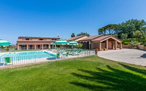 San Vincenzo 631: Ciel, Plante, Propriété, Bâtiment, Ombre, Lot Terre, Arbre, Loisir, Herbe, Maison