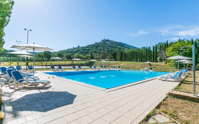 Scarlino 614: Ciel, L'Eau, Piscine, Bâtiment, Chaise, Arbre, Mobilier De Jardin, Plante, Ombre, Balancelle