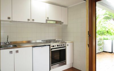Two-Room Classic 610.1: Cabinetry, Évier, Propriété, Comptoir, Evier, Cuisinière, Bâtiment, Bois, Appareil De Cuisine, Cuisine