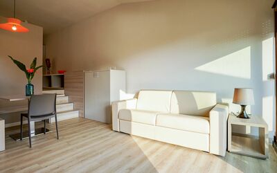 Twoo-Room Comfort 610.3: Meubles, Canapé, Confort, Table, Bois, Éclairage, Sol, Design Intérieur, Salon, Bâtiment