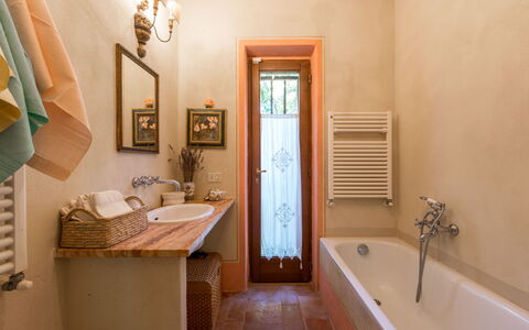 Ginestra: Baignoire, Propriété, Robinet, Luminaire Plomberie, Évier, Bois, Salle De Bains, Bâtiment, Design Intérieur