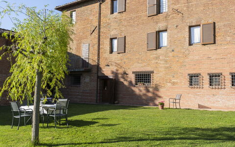 Chiusi 607: Bâtiment, Ciel, Propriété, Fenêtre, Plante, Herbe, Lot Terre, Arbre, Quartier, Design Urbain