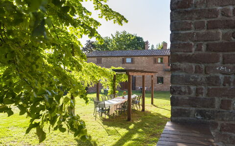 Chiusi 607: Plante, Ciel, Meubles, Fenêtre, Bâtiment, Arbre, Ombre, Lot Terre, Herbe, Chalet