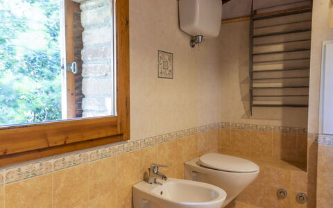 Chiusi 607: Marron, Évier, Robinet, Propriété, Luminaire Plomberie, Fenêtre, Lavabo, Salle De Bains, Bois
