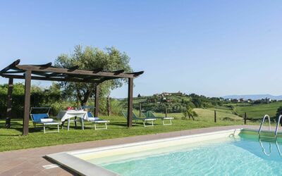 Chiusi 607: L'Eau, Ciel, Plante, Piscine, Balancelle, Ombre, Mobilier De Jardin, Arbre, Rectangle, Herbe