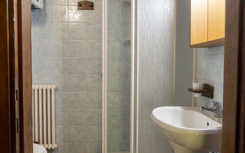 Lago di Bolsena 664: Marron, Luminaire Plomberie, Évier, Robinet, Lavabo, Bois, Salle De Bains, Design Intérieur, Sol