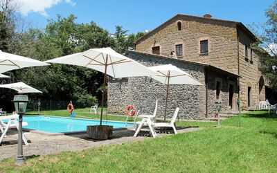 Lago di Bolsena 664: Ciel, Nuage, Plante, Propriété, Piscine, Ombre, Arbre, L'Eau, Mobilier De Jardin, Lot Terre