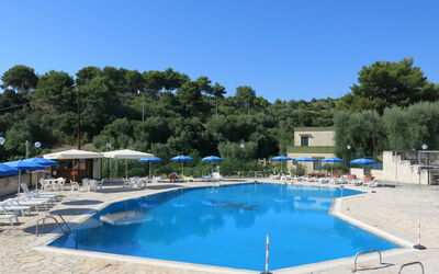 Vieste 611: Piscine, Propriété, Loisir, Recours, Vacances, Immobilier, Ville Resort, Arbre, Bâtiment, Maison