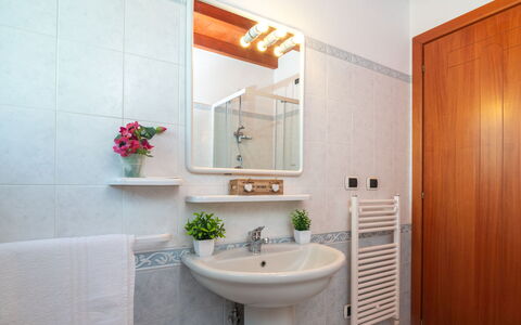 Porto Pozzo 619: Miroir, Robinet, Lavabo, Plante, Luminaire Plomberie, Évier, Propriété, Bâtiment, Armoire De Toilette, Salle De Bains
