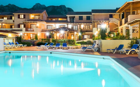 Porto Cervo 616: Neige, Ciel, Bâtiment, Fenêtre, Montagne, Bois, Pente, Maison, Loisir, Chalet