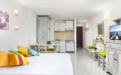 Porto Cervo 616: Pièce, Meubles, Propriété, Design Intérieur, Chambre, Sol, Bâtiment, Plafond, Jaune, Lit