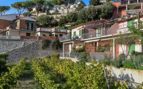 Capoliveri 620: Neige, Ciel, Montagne, Fenêtre, Nuage, Bâtiment, Maison, Pente, Arbre, Chalet