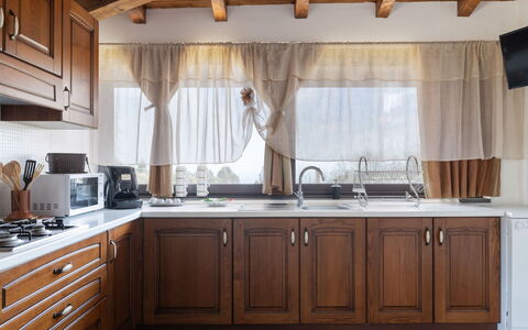 Castagno: Comptoir, Cabinetry, Meubles, Propriété, Evier, Bâtiment, Fenêtre, Évier, Bois, Robinet