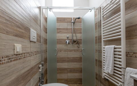 Castagno: Propriété, Luminaire Plomberie, Éclairage, Design Intérieur, Architecture, Bois, Salle De Bains, Robinet, Sol