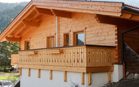 Wildschönau 688: Maison, Propriété, Bâtiment, Bois, Toit, Siding, Chalet, Cabane En Rondins, Domicile, Balcon