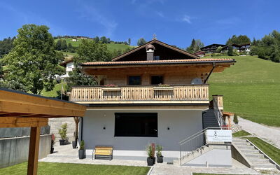 Wildschönau 688: Ciel, Nuage, Bâtiment, Propriété, Fenêtre, Bois, Table, Maison, Ombre, Mobilier De Jardin