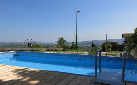 La Morra 601: L'Eau, Ciel, Plante, Éclairage Public, Piscine, Bleu Azur, Ombre, Arbre, Mobilier De Jardin, Rectangle