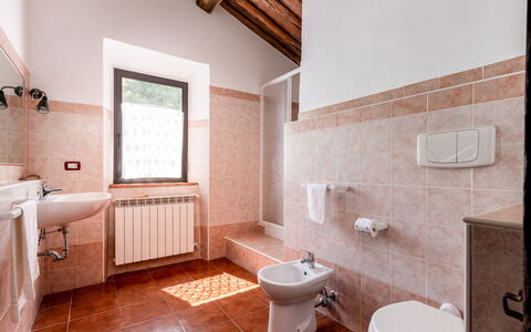 Travale 601: Luminaire Plomberie, Propriété, Évier, Salle De Bains, Violet, Bâtiment, Architecture, Design Intérieur, Armoire De Toilette, Lavabo