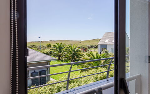 Pirou Beach: Bâtiment, Ciel, Plante, Fenêtre, Ombre, Maison, Design Intérieur, Bois, Chalet