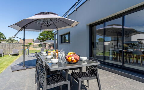 Pirou Beach: Table, Ciel, Propriété, Meubles, Plante, Ombre, Tableau De Plein Air, Mobilier De Jardin, Chaise, Immobilier