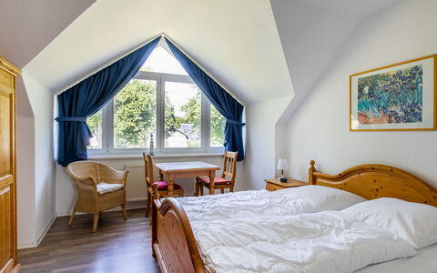 Losentitz: Meubles, Propriété, Fenêtre, Confort, Bâtiment, Bleu Azur, Bois, Cadre De Lit, Lit, Textile
