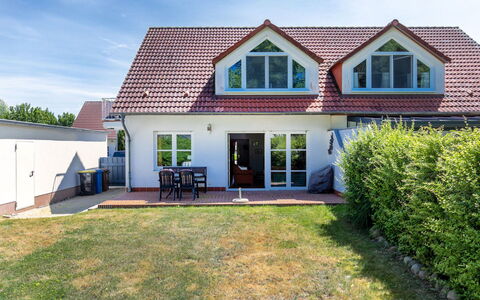 Losentitz: Ciel, Fenêtre, Bâtiment, Plante, Nuage, Maison, Lot Terre, Herbe, Arbre, Chalet