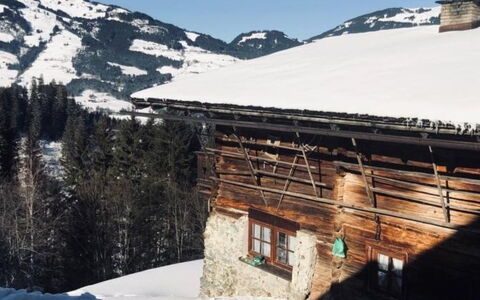 Alte Sahnealm: Ciel, Neige, Bâtiment, Montagne, Fenêtre, Nuage, Pente, Arbre, Maison, Paysage