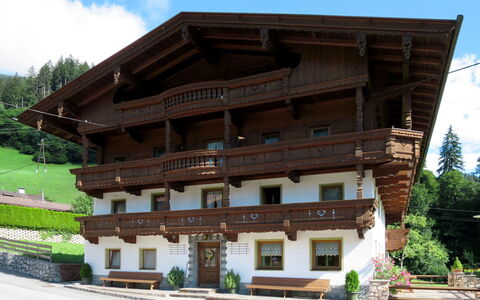 Ratschnhof: Plante, Ciel, Fenêtre, Nuage, Arbre, Bois, Bâtiment, Design Urbain, Zone Résidentielle, Façade