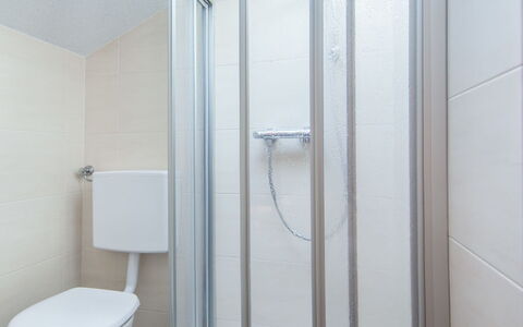 Kleewein: Bâtiment, Maison, Salle De Bains, Design Intérieur, Luminaire Plomberie, Bois, Fenêtre, Porte, Sol