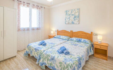 Ca'N Bossa: Meubles, Fenêtre, Bâtiment, Bleu Azur, Bois, Textile, Design Intérieur, Confort, Ombre