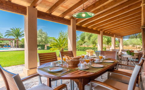 Son Viquet: Meubles, Propriété, Table, Chaise, Ciel, Design Intérieur, Plante, Éclairage, Ombre, Bois