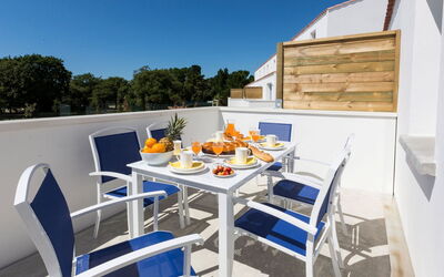Odalys Collection le Domaine des Pins 611.1: Zone Résidentielle, Appartement, Mobilier De Jardin, Domicile, Design Urbain, Ombre, Balcon, Piscine, Chaise, Hôtel