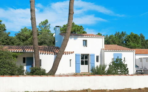 Les Brisans: Nuage, Ciel, Plante, Bâtiment, Fenêtre, Bleu Azur, Bleu, Maison, Arbre, Lot Terre