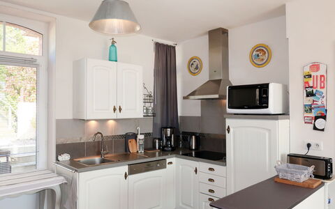 Saint Cast le Guildo 649: Pièce, Meubles, Propriété, Cuisine, Comptoir, Blanc, Cabinetry, Design Intérieur, Bâtiment, Plafond