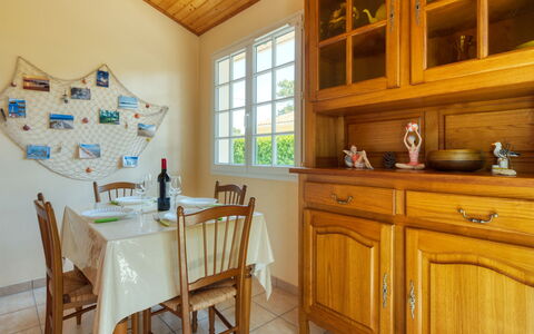 La Bruyère: Cabinetry, Meubles, Propriété, Fenêtre, Comptoir, Bois, Bâtiment, Tiroir, Design Intérieur, Table