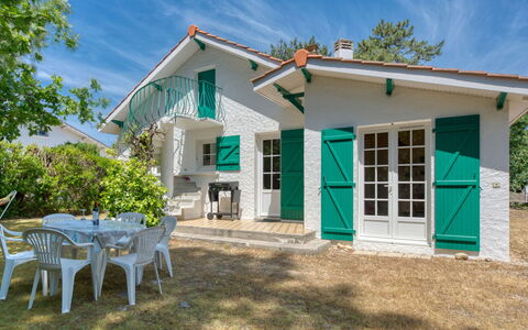 La Bruyère: Ciel, Bâtiment, Plante, Fenêtre, Porte, Nuage, Maison, Arbre, Architecture, Chalet